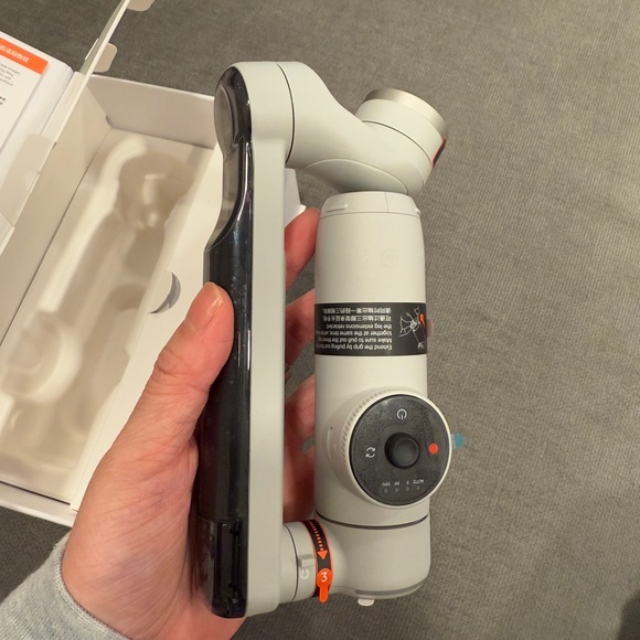 Insta360 flow pro all-purpose tripod bundle - Picture 7 of 8